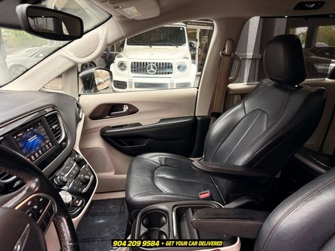 Used 2019 Chrysler Pacifica Touring-L FWD image 25