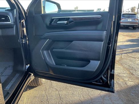Used 2025 Chevrolet Suburban Z71 image 18