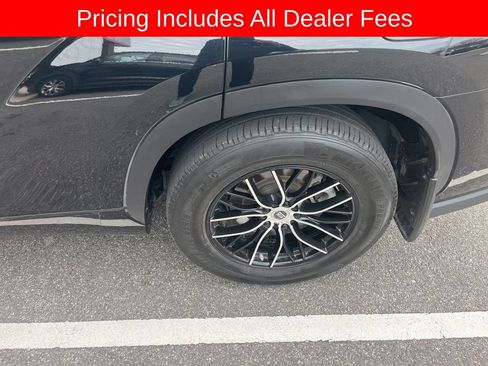 Used 2024 Toyota Highlander XLE FWD image 2