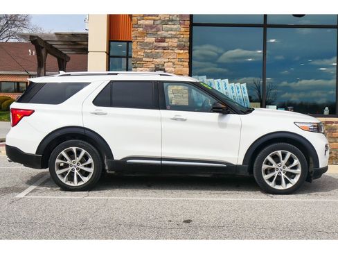 Used 2022 Ford Explorer Platinum w/ Technology Package image 2