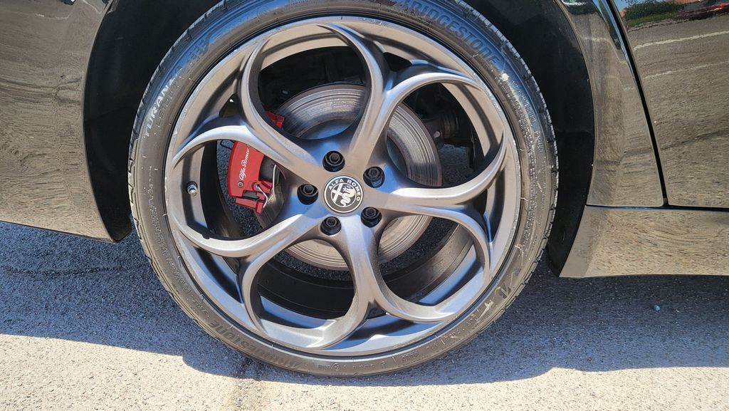 Used 2019 Alfa Romeo Giulia AWD w/ Quick Order Package 22J Sport image 17