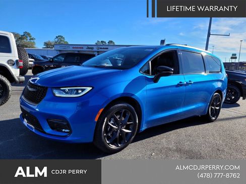 New 2026 Chrysler Pacifica Limited w/ S Appearance Package image 1