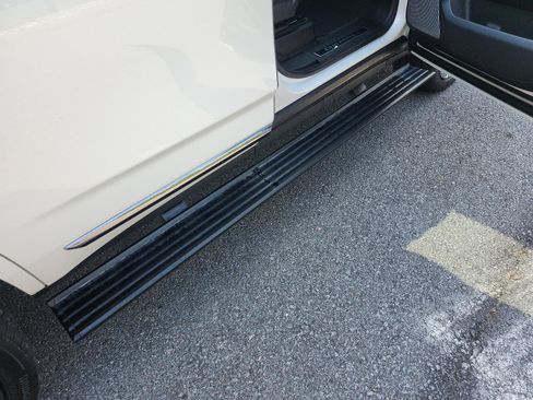 Certified 2025 GMC Yukon Denali Ultimate AWD/4WD image 7
