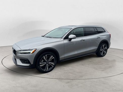 Certified 2025 Volvo V60 B5 Cross Country Plus AWD/4WD image 2