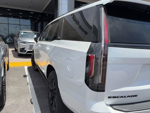 Used 2022 Cadillac Escalade Sport Platinum w/ LPO, ONYX Package AWD/4WD image 5