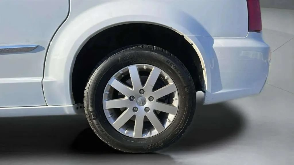 Used 2014 Chrysler Town & Country Touring FWD image 25