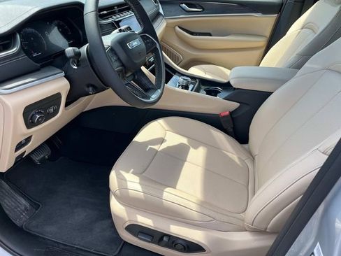 New 2025 Jeep Grand Cherokee Limited w/ Luxury Tech Group II AWD/4WD image 8