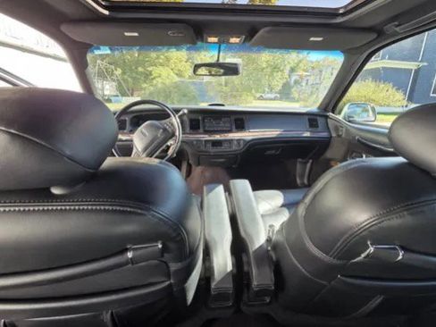 Used 1995 Lincoln Town Car Signature image 29