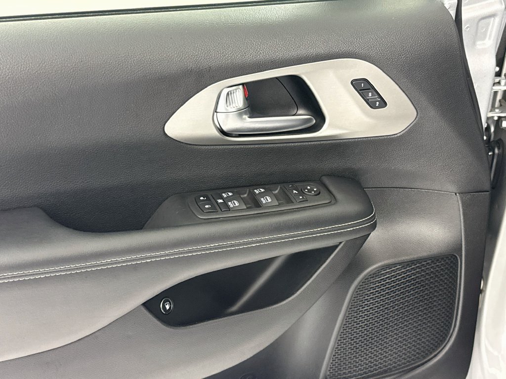Used 2023 Chrysler Pacifica Limited w/ S Appearance Package FWD image 20