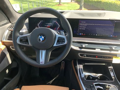 Used 2025 BMW X7 xDrive40i w/ M Sport Package image 19