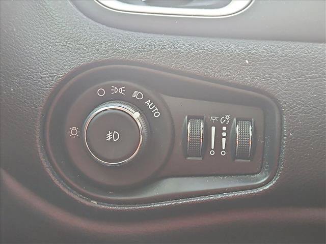 Used 2018 Jeep Renegade Latitude FWD image 17