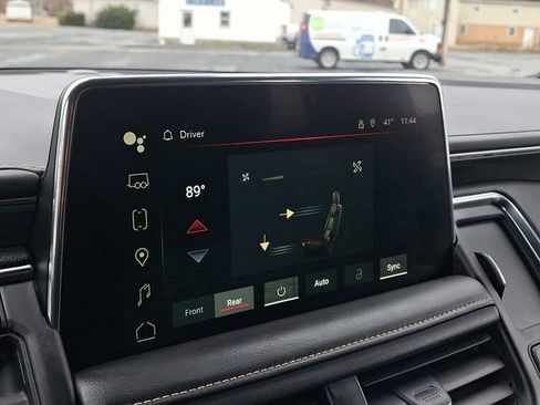 Used 2024 GMC Yukon XL SLT w/ SLT Luxury Package image 17