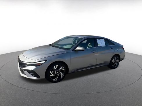 Used 2025 Hyundai Elantra SEL image 8