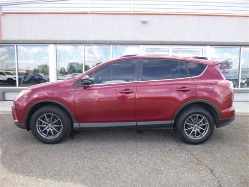 Used 2018 Toyota RAV4 LE w/ Carpet Mat Package AWD/4WD image 2