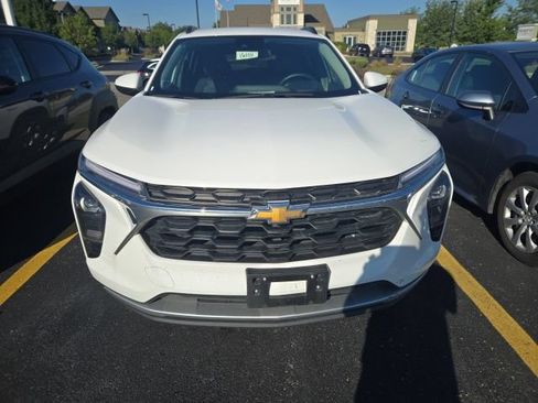 Used 2025 Chevrolet Trax LT w/ LT Convenience Package FWD image 2