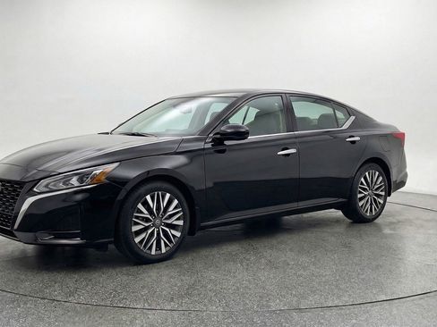 Used 2025 Nissan Altima 2.5 SV image 3
