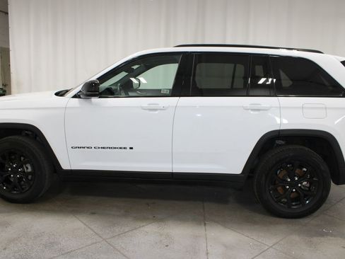 Used 2024 Jeep Grand Cherokee Altitude AWD/4WD image 6