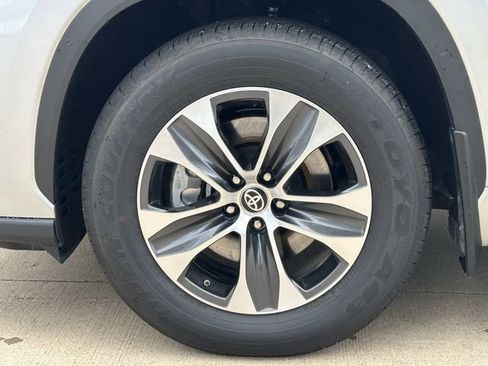 Certified 2024 Toyota Highlander XLE AWD/4WD image 9
