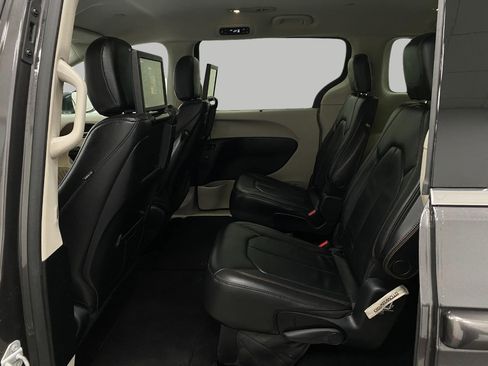 Used 2017 Chrysler Pacifica Touring-L Plus w/ Tire & Wheel Group image 27