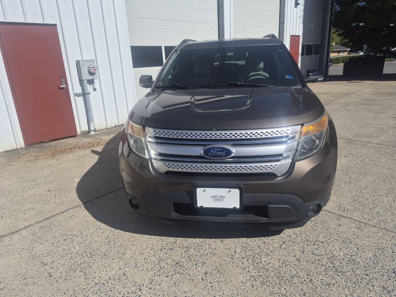 Used 2015 Ford Explorer XLT w/ Equipment Group 202B AWD/4WD image 2