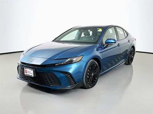 Used 2025 Toyota Camry SE image 3