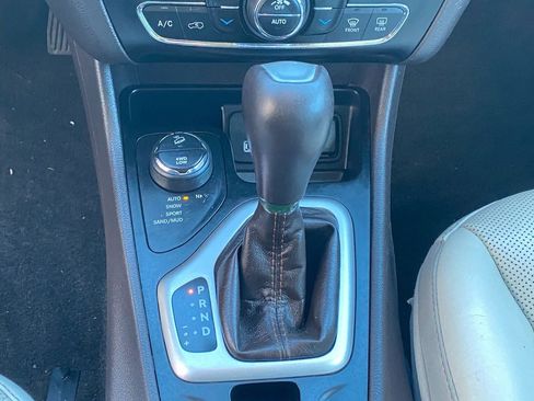 Used 2016 Jeep Cherokee Overland w/ Technology Group AWD/4WD image 20