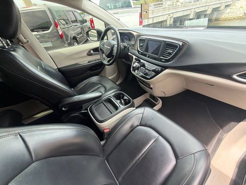 Used 2021 Chrysler Voyager Lxi FWD image 12