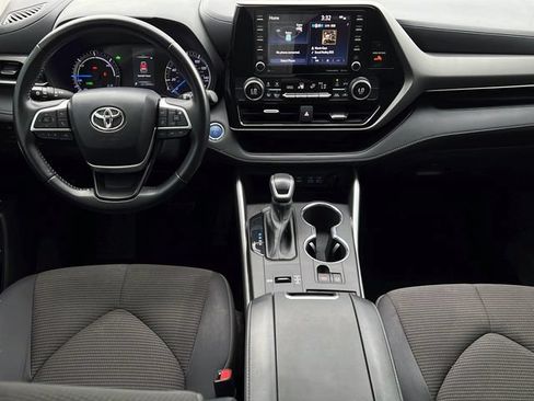 Used 2022 Toyota Highlander LE FWD image 11