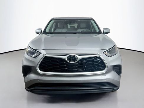 Used 2023 Toyota Highlander L FWD image 2