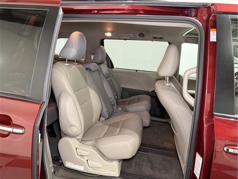 Used 2017 Toyota Sienna XLE Premium image 25