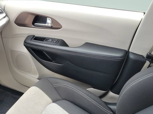 Used 2023 Chrysler Voyager LX FWD image 13