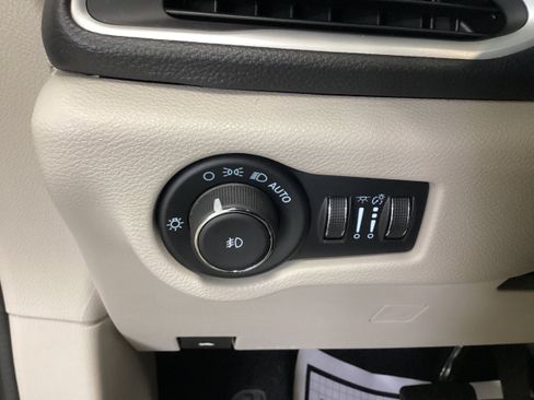 Used 2024 Chrysler Pacifica Touring-L FWD image 20