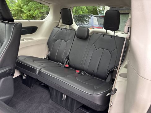 Used 2020 Chrysler Pacifica Limited w/ Advanced Safetytec Group FWD image 33