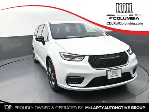 New 2026 Chrysler Pacifica Select image 1