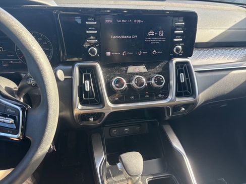 Certified 2023 Kia Sorento LX image 10