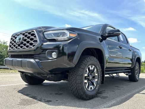Used 2023 Toyota Tacoma TRD Off-Road w/ Technology Package AWD/4WD image 17