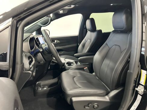 New 2027 Chrysler Pacifica Select FWD image 16