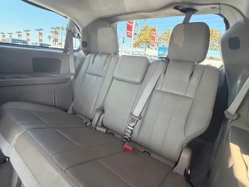 Used 2012 Chrysler Town & Country Touring w/ Entertainment Group #1 FWD image 10