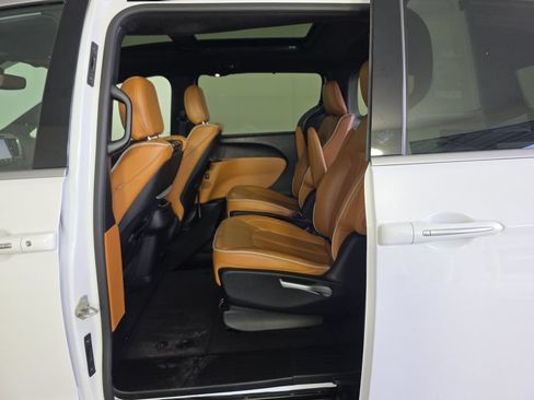 Used 2022 Chrysler Pacifica Pinnacle FWD image 13