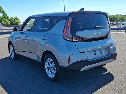 Used 2025 Kia Soul LX w/ LX Technology Package FWD image 4