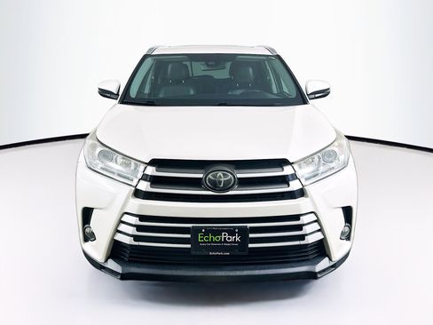 Used 2019 Toyota Highlander XLE AWD/4WD image 2