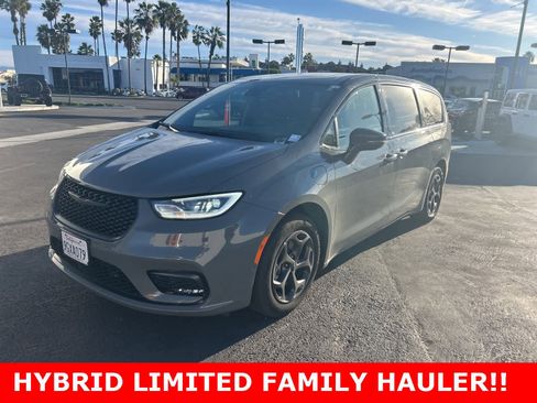 Used 2022 Chrysler Pacifica Limited w/ S Appearance Package image 1