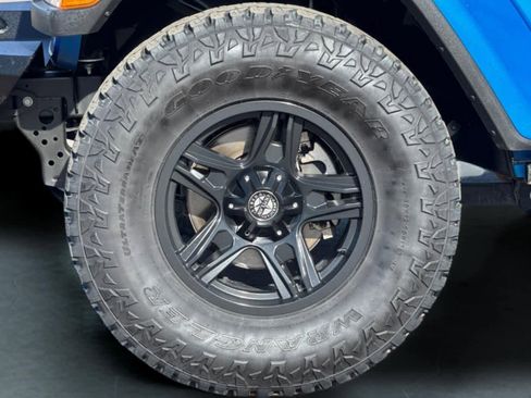 Used 2021 Jeep Gladiator Sport image 29