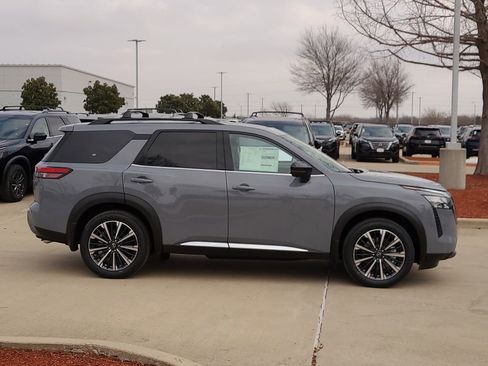 New 2026 Nissan Pathfinder Platinum image 4