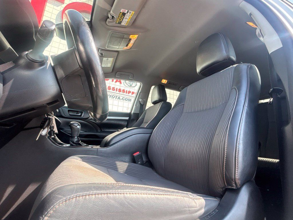 Used 2017 Toyota Highlander Plus FWD image 10