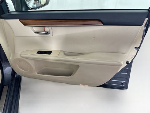 Used 2013 Lexus ES 300h w/ Premium Pkg FWD image 31