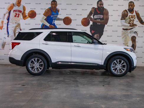 Used 2023 Ford Explorer XLT w/ Equipment Group 202A image 17