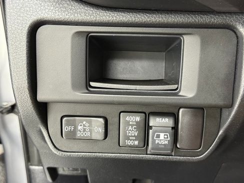 Used 2017 Toyota Tacoma TRD Off-Road w/ Tow Package (A/T) image 11