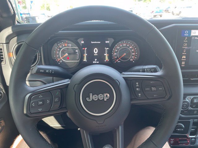 Used 2025 Jeep Gladiator Mojave w/ Convenience Group AWD/4WD image 17