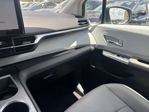 Used 2025 Toyota Sienna XLE FWD image 33